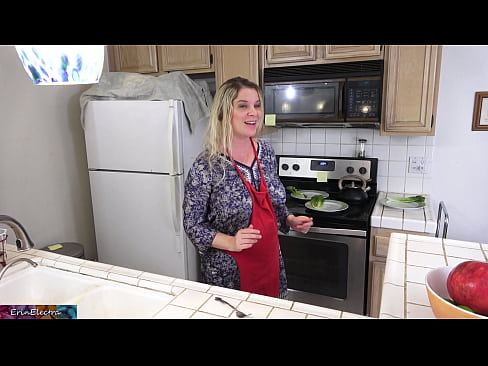 ❤️ Matrigna che lo munge in cucina prima del suo appuntamento ️❌ Porno al it.pornofilmtv.ru ❤️