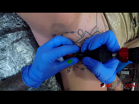 ❤️ Estremamente tatuato hottie Sully Savage ottenuto un tatuaggio sul suo clitoride ️❌ Porno al it.pornofilmtv.ru ❤️