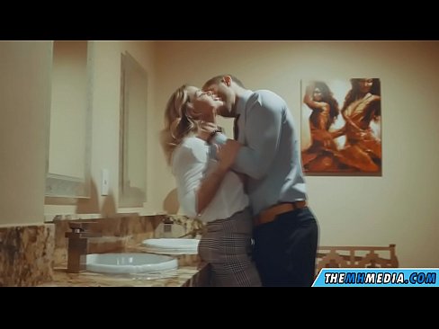 ❤️ Quando una bionda formosa ti seduce in un bagno pubblico ️❌ Porno al it.pornofilmtv.ru ❤️